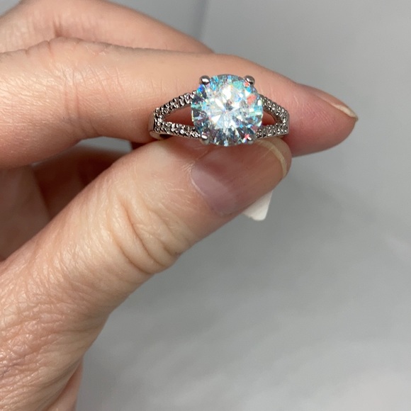 NWT Gorgeous Simulated Diamond ring J-44 - Picture 4 of 7